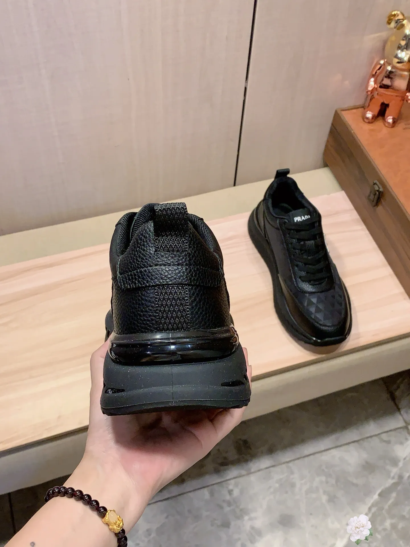 Men's men's shoes💰460💰💰🎩🎩[Lightning][Lightning] "PRADA*" The latest and most popular casual shoes, top brand [seduce] luxury ~ purchasing agency, top ~ quality. [Strong] The upper is made of imported breathable cowhide with material ➕ breathable sheepskin feet (•) and fine workmanship. The original stylish and stylish soft rubber wear-resistant and non-slip outsole is light and comfortable on the feet. The real thing looks better in real photos. 413: code: 38-44, 3️⃣ colors selected
